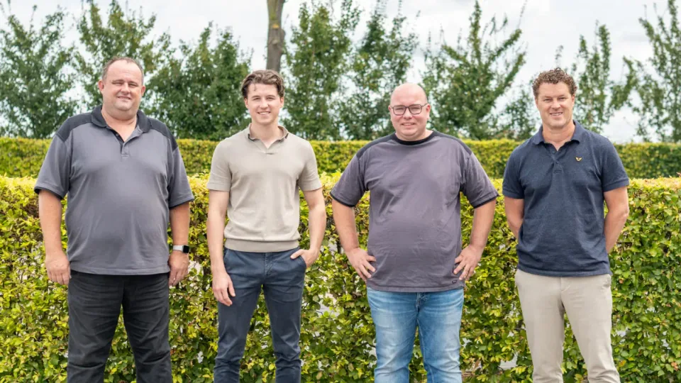 Het team van E-Charging voor de haag bij het kantoor in Zaltbommel