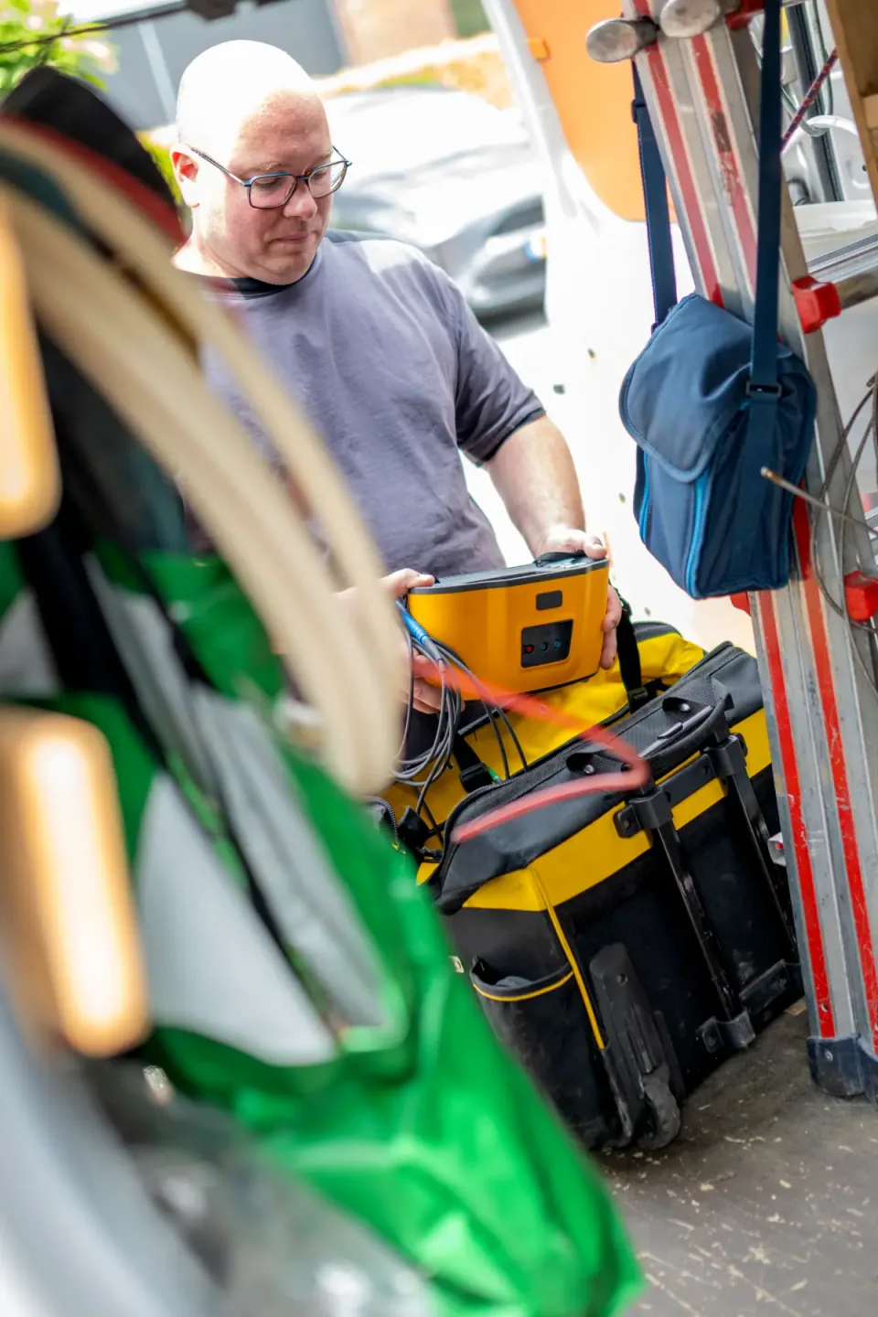 Monteur van E-Charging met meetapparatuur bij de bus