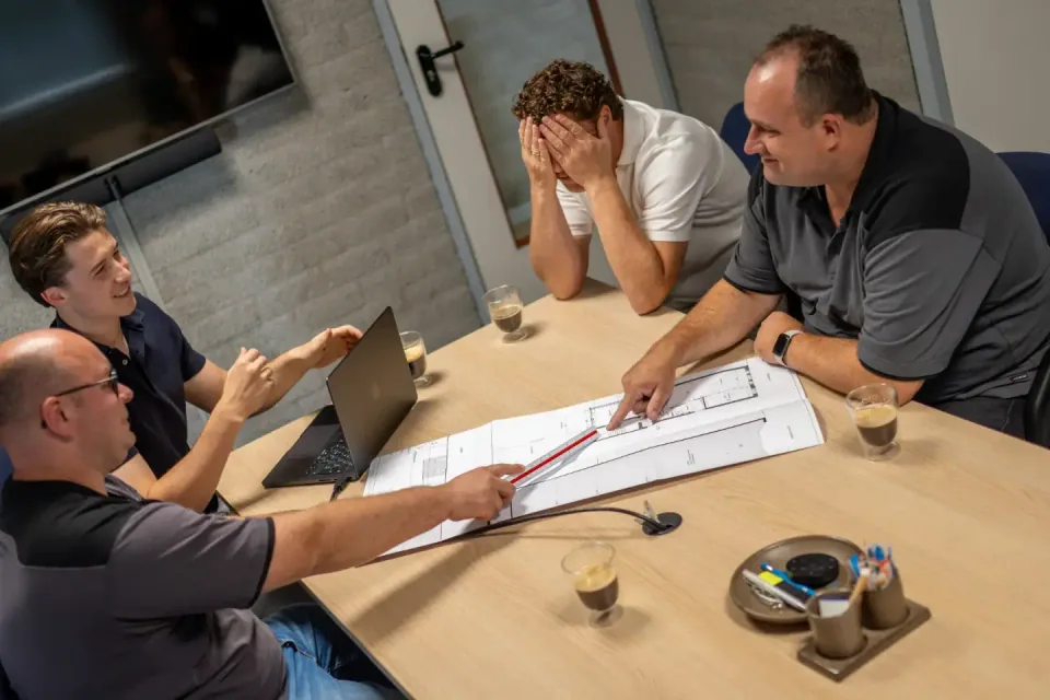 Het team van E-Charging bespreekt een laadplan aan tafel