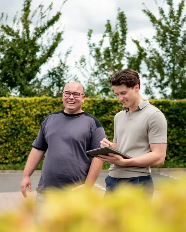 Adviseur van E-Charging met tablet op locatie