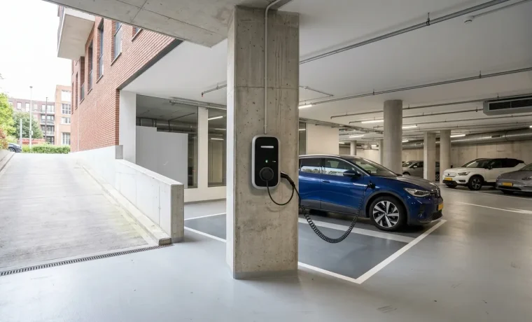 Laadpaal voor elektrische auto in parkeergarage van appartementencomplex, relevant voor kosten laadpaal en nettarieven voor vastgoedeigenaren